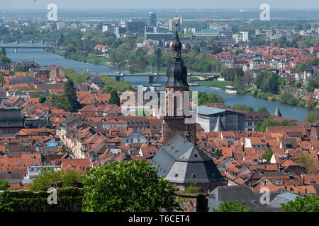 Voyage, Allemagne, Heidelberg, Bade-Wurtemberg, Schlossgarten, 30 avril. Vue sur le centre historique et le Neckar. Vous pouvez voir l'église Heiliggeist Banque D'Images