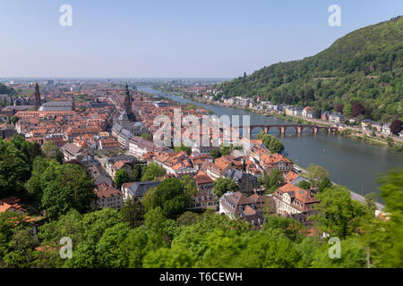 Voyage, Allemagne, Heidelberg, Bade-Wurtemberg, Schlossgarten, 30 avril. Vue sur le centre historique et le Neckar. Vous pouvez voir l'église Heiliggeist Banque D'Images