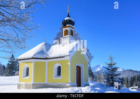 Belle chapelle en hiver, alpes bavaroises près de Krün Banque D'Images