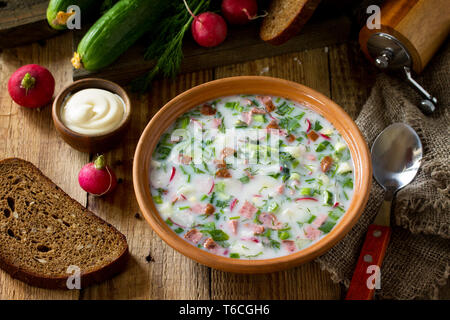 Délicieux déjeuner d'été. Printemps-été yaourt soupe froide de légumes frais et le kéfir sur table en bois rustique. Banque D'Images