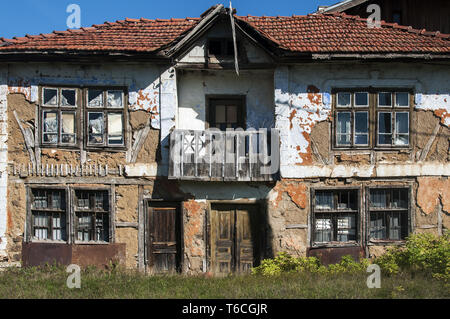 Grunge ancienne façade de maison rurale Banque D'Images