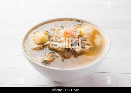 Soupe de choucroute, bouillon de viande dans le plat Banque D'Images