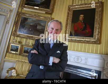 Charles Wellesley, le 9ème duc de Wellington, à Apsley House de Londres à côté d'un portrait de son père, Arthur Wellesley le premier Duc de Wellington, par Sir Thomas Lawrence (1769-1830) pour marquer le 250e anniversaire de la première naissance du duc. Banque D'Images