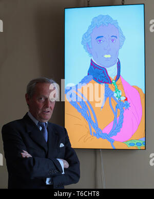 Charles Wellesley, le 9ème duc de Wellington, à Apsley House de Londres à côté d'un portrait vidéo de son père, Arthur Wellesley le premier Duc de Wellington, par l'artiste Michael Craig Martin pour marquer le 250e anniversaire de la première naissance du duc. Banque D'Images