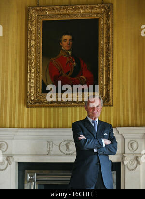 Charles Wellesley, le 9ème duc de Wellington, à Apsley House de Londres à côté d'un portrait de son père, Arthur Wellesley le premier Duc de Wellington, par Sir Thomas Lawrence (1769-1830) pour marquer le 250e anniversaire de la première naissance du duc. Banque D'Images