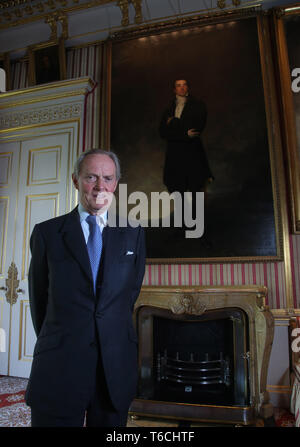 Charles Wellesley, le 9ème duc de Wellington, à Apsley House de Londres à côté d'un portrait de son père, Arthur Wellesley le premier Duc de Wellington, par Sir Thomas Lawrence (1769-1830) pour marquer le 250e anniversaire de la première naissance du duc. Banque D'Images