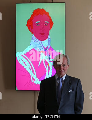 Charles Wellesley, le 9ème duc de Wellington, à Apsley House de Londres à côté d'un portrait vidéo de son père, Arthur Wellesley le premier Duc de Wellington, par l'artiste Michael Craig Martin pour marquer le 250e anniversaire de la première naissance du duc. Banque D'Images