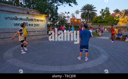 Les personnes jouant takraw kick, volley-ball, la ville de Phuket, Thaïlande Banque D'Images