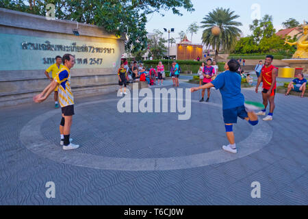 Les personnes jouant takraw kick, volley-ball, la ville de Phuket, Thaïlande Banque D'Images