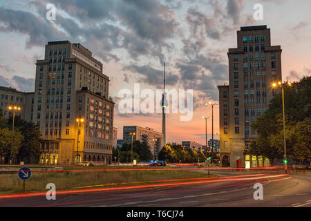 Strausberger Platz à Berlin après le coucher du soleil avec la tour de la télévision à l'arrière Banque D'Images