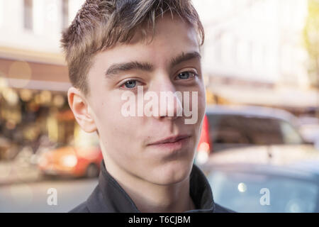 Portrait d'un jeune homme dans une rue Banque D'Images