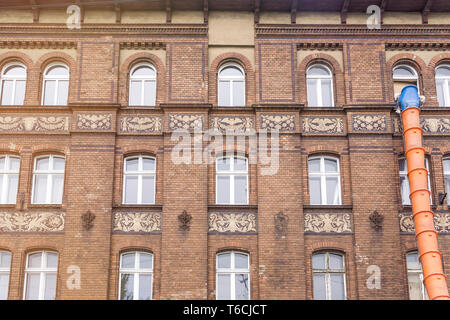 Chute de débris sur une ancienne façade avec de belles décorations Banque D'Images