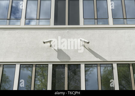 Deux caméras de surveillance sur un mur de la maison Banque D'Images