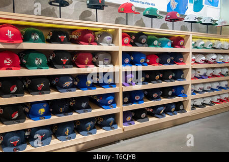 Une grande variété de bouchons pour l'équipe de vente à l'intérieur de la NBA store on Fifth Ave. à Midtown Manhattan, New York City. Banque D'Images