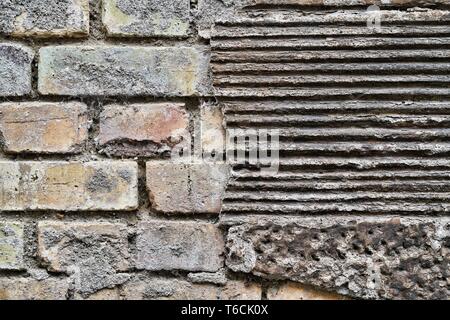 Façade délabrée d'une maison abandonnée Banque D'Images