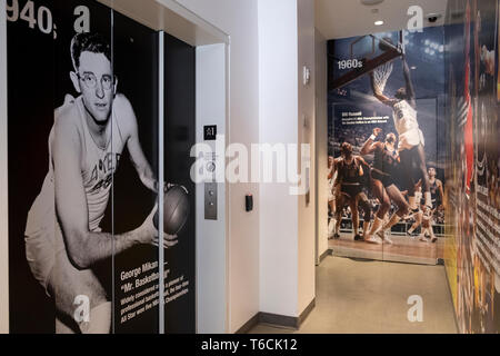 Le domaine de l'ascenseur avec des peintures murales de l'époque antérieure à l'intérieur de l'étoile de la NBA NBA store on Fifth Ave. à Midtown Manhattan, New York City. Banque D'Images