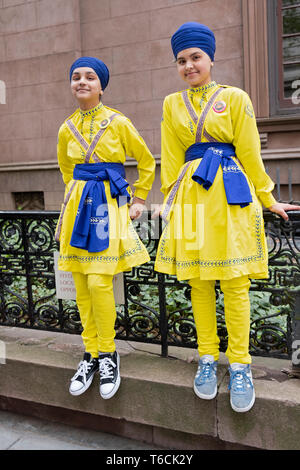 Deux jeunes filles en costumes Sikh correspondant avant le défilé Sikh à Manhattan, New York City. Banque D'Images