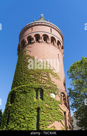 Ancien château d'eau envahie de lierre à Berlin Kreuzberg Banque D'Images