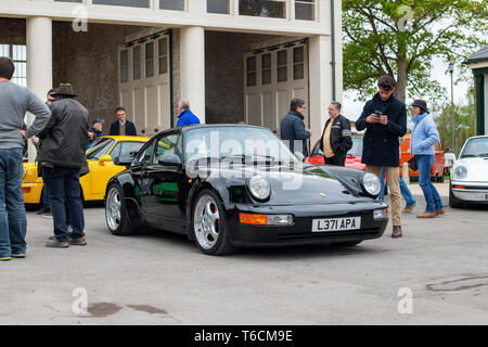 1993 Porsche 911 Turbo Cabriolet voiture en face d'un garage à Bicester Heritage Center Drive Il jour. Bicester, Oxfordshire, Angleterre Banque D'Images