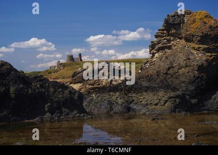 Ruines du château de Newark, le long de la côte de Fife par St Monans à marée basse sur une journée d'été. L'Écosse, au Royaume-Uni. Banque D'Images