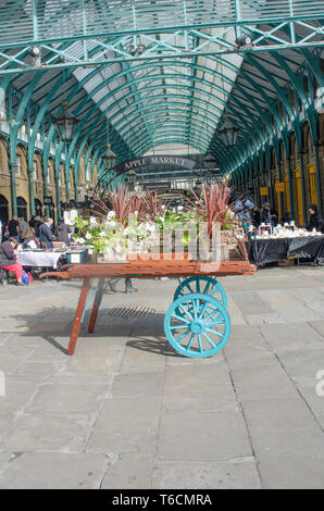 Barrow à l'avant du Covent Garden market Banque D'Images