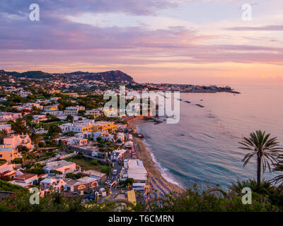 Coucher de soleil sur l'île, Forio d'Ischia, Italie Banque D'Images
