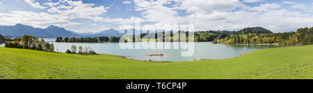 Vue grand angle pour le lac Forggensee dans la région de Bavière Allgaeu, Allemagne Banque D'Images