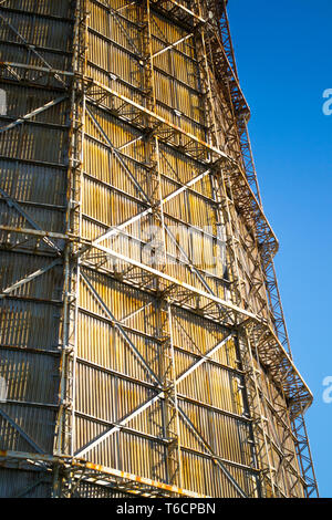 Grande cheminée d'usine de l'ardoise et ciel clair sur une journée ensoleillée Banque D'Images