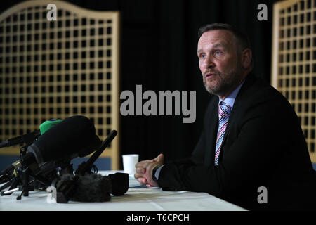 Le chef de police adjoint Nick Downing, chef de la Direction du crime grave pour la Police de Kent et d'Essex, la Police donne une déclaration aux médias sur le scandale de l'hôpital de Gosport Ferneham Hall à Fareham. Banque D'Images