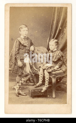 Original Early Faded carte de Visite (CDV) Victorian, jeunes garçons portant des kilts écossais à la mode, avec des châles écossais assortis avec des vestes et des chaussettes, du studio Clark, Brighton, Royaume-Uni, vers 1860's. Banque D'Images