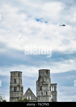 Ruines de l'abbaye de Jumièges au nord de la France. Cette abbaye est la ruine d'un monastère bénédictin construit au septième siècle . Tourisme célèbre Banque D'Images