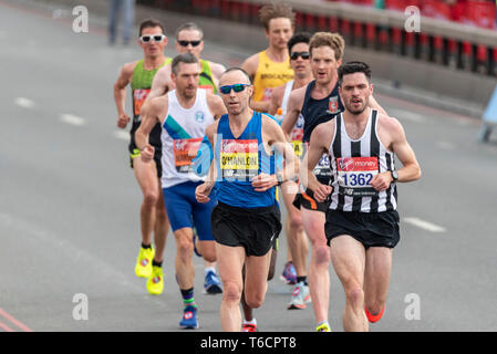 Craig Ruddy et Gary O'Hanlon de l'Irlande à la course marathon de Londres 2019 Virgin Money, UK. Group Banque D'Images