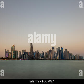 Centre-ville de Doha, au Qatar, au coucher du soleil Banque D'Images
