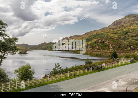 Ffestiniog Power Station et Tan-y-Grisiau près du réservoir, au Pays de Galles. Ffestiniog Bleneau Banque D'Images