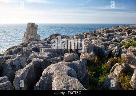 Les rochers et les vagues de surf dans l'océan, près de Cabo Carvoeiro, Portugal, la Péninsule de Peniche Banque D'Images