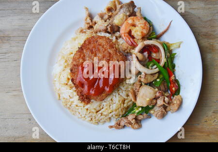 Mélange de fruits de mer sauté avec sweet chili long et de porc frit sur le riz Banque D'Images
