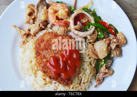 Mélange de fruits de mer sauté avec sweet chili long et de porc frit sur le riz Banque D'Images