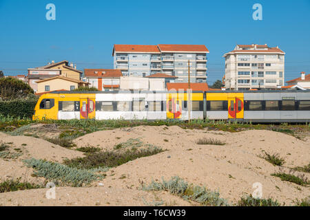 Viseu, Portugal - 26 Avril 2019 : Comboios de Portugal, la portugaise, en passant près de dunes alongisde Espinho, Portugal Banque D'Images