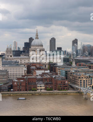 La Cathédrale St Paul et les toits de Londres, London, UK Banque D'Images