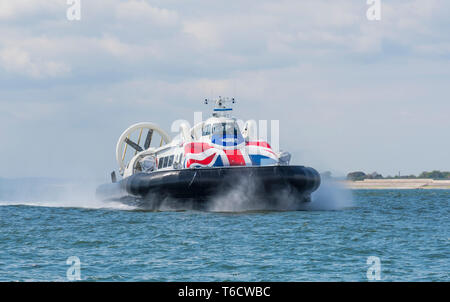 Island Flyer (GH-2161), un Griffon Hoverwork 12000aéroglisseur TD de Hovertravel sur le Solent entre Southsea (Hampshire) & Ryde (Isle of Wight), Royaume-Uni. Banque D'Images