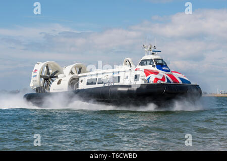 Island Flyer (GH-2161), un Griffon Hoverwork 12000aéroglisseur TD de Hovertravel sur le Solent entre Southsea (Hampshire) & Ryde (Isle of Wight), Royaume-Uni. Banque D'Images