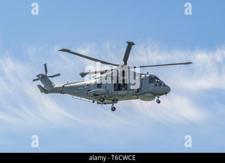 'Tristan' (AG857), un AgustaWestland AW101 Merlin HM.2 (connu précédemment comme EH Industries) EH101 de la Marine royale hélicoptère volant bas au Royaume-Uni. Banque D'Images