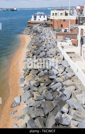 De grands rochers sur une plage utilisée comme défense de la mer pour protéger contre les inondations dans la région de vieux Portsmouth, Hampshire, England, UK. Défense de la mer. Banque D'Images