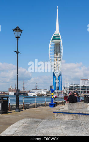 Vue Portrait de la Unis Tour Spinnaker à GUNWHARF QUAYS, Portsmouth, Hampshire, England, UK, extraite du vieux Portsmouth. Banque D'Images