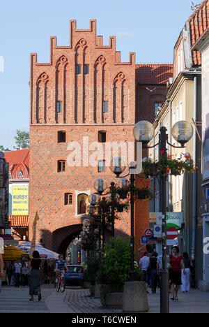 Wysoka Brama gothique (High Gate) construite en XIV siècle à Olsztyn, Pologne Centre Historique. 2 juillet 2008 © Wojciech Strozyk / Alamy Stock Photo Banque D'Images