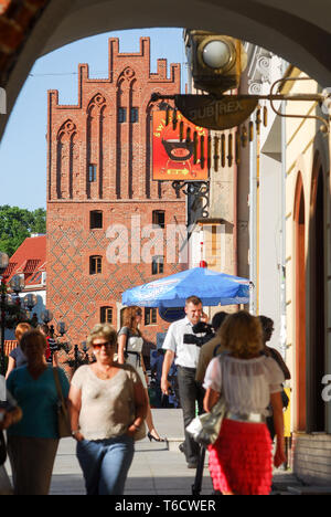 Wysoka Brama gothique (High Gate) construite en XIV siècle à Olsztyn, Pologne Centre Historique. 2 juillet 2008 © Wojciech Strozyk / Alamy Stock Photo Banque D'Images