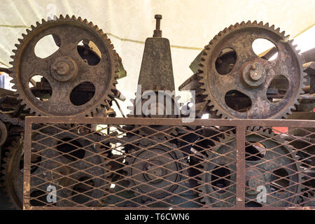 Vieux chanvre mécanique digger exposé au Musée de la civilisation rurale, Museo della Civiltà Contadina à Bentivoglio, Bologne. Banque D'Images