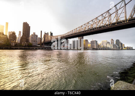 Vue de Manhattan, son horizon et l'Ed Koch Queensboro Bridge. La photo est prise au coucher du soleil à partir de Roosevelt Island. New York City, USA Banque D'Images