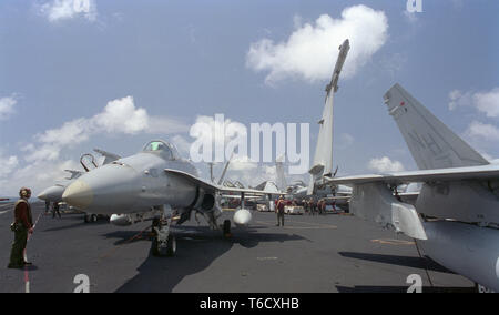 1er novembre 1993 opération Continuer espoir. F/A-18 Hornets stationnés sur le pont de vol du porte-avions USS Abraham Lincoln de la Marine américaine dans l'océan Indien, à 50 miles de Mogadiscio, Somalie. Banque D'Images