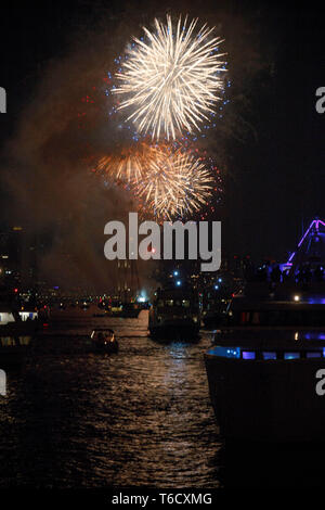 Feuerwerk auf dem'East River à New York zum Unabhängigkeitstag 04. Juli empire state building / Feu d'artifice du 4 juillet Jour de l'indépendance Banque D'Images